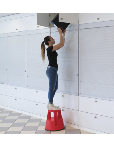 Taburete de plástico con ruedas...